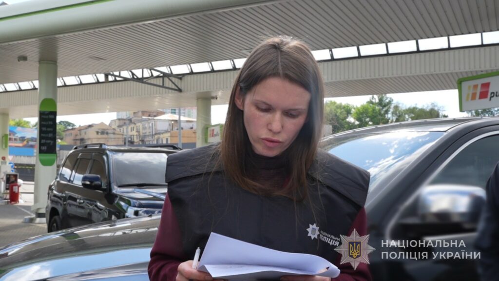 Погрожував відправкою на передову: в Одесі військовий вимагав 6000 доларів у матері мобілізованого Погрожував відправкою на передову: в Одесі військовий вимагав 6000 доларів у матері мобілізованого