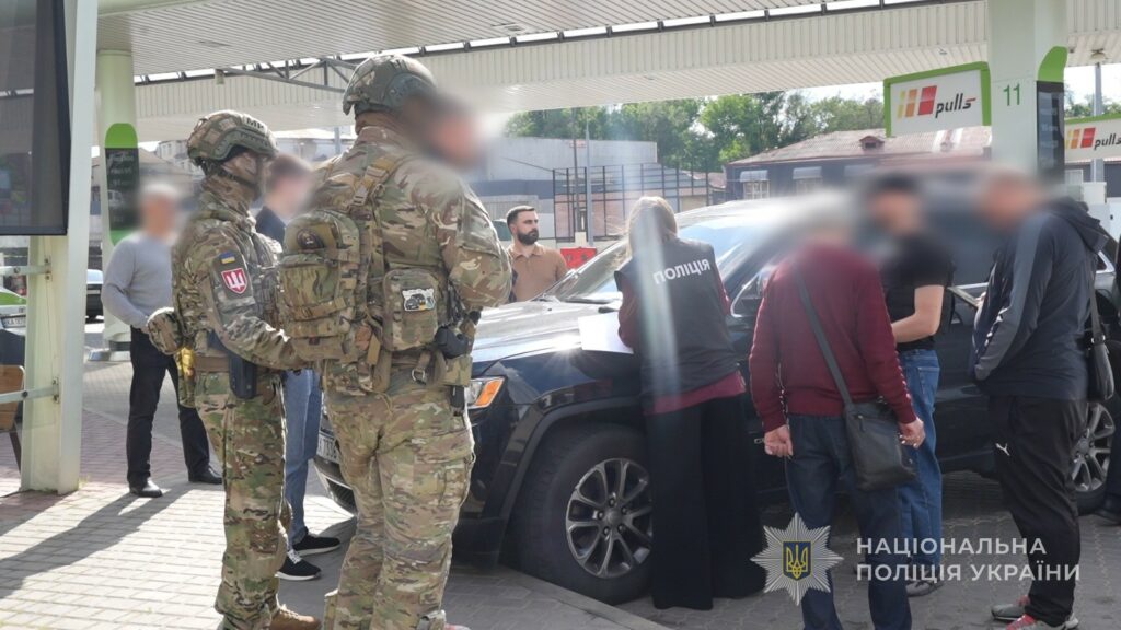 Погрожував відправкою на передову: в Одесі військовий вимагав 6000 доларів у матері мобілізованого Погрожував відправкою на передову: в Одесі військовий вимагав 6000 доларів у матері мобілізованого