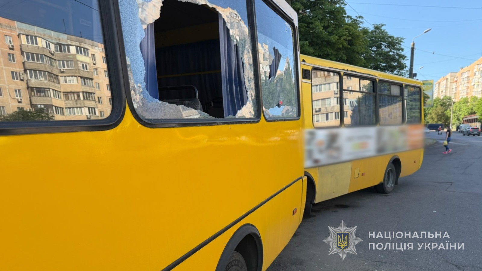 Полицейские первыми помогли раненым на остановке в Одессе после вражеской атаки