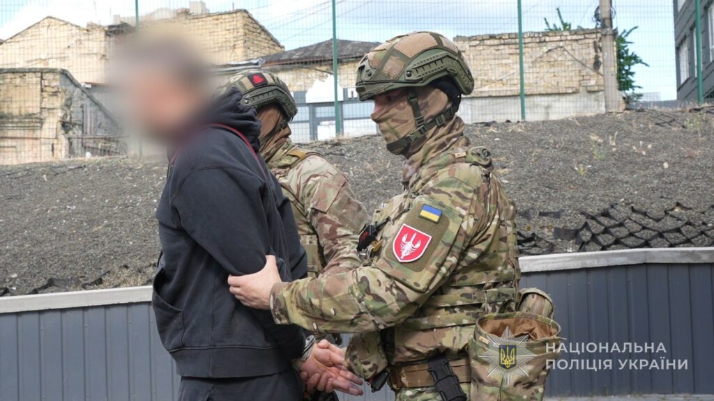 Погрожував відправкою на передову: в Одесі військовий вимагав 6000 доларів у матері мобілізованого Погрожував відправкою на передову: в Одесі військовий вимагав 6000 доларів у матері мобілізованого