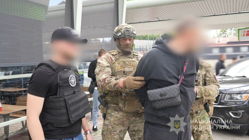 Погрожував відправкою на передову: в Одесі військовий вимагав 6000 доларів у матері мобілізованого Погрожував відправкою на передову: в Одесі військовий вимагав 6000 доларів у матері мобілізованого
