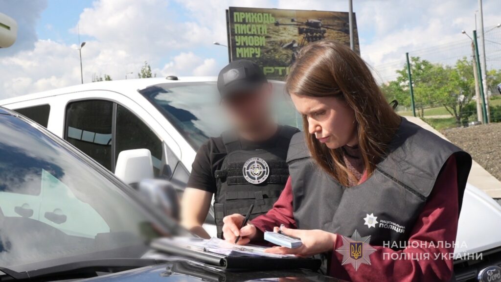 Погрожував відправкою на передову: в Одесі військовий вимагав 6000 доларів у матері мобілізованого Погрожував відправкою на передову: в Одесі військовий вимагав 6000 доларів у матері мобілізованого