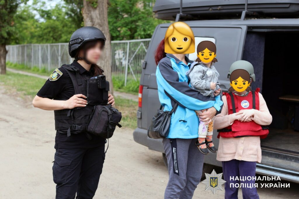 З прифронтового села на Херсонщині евакуювали останню родину з дітьми Из прифронтового села в Херсонской области эвакуировали последнюю семью с детьми