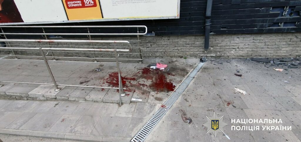 За добу на Херсонщині внаслідок російських обстрілів одна людина загинула та 16 поранені За сутки в Херсонской области в результате российских обстрелов один человек погиб и 16 ранены
