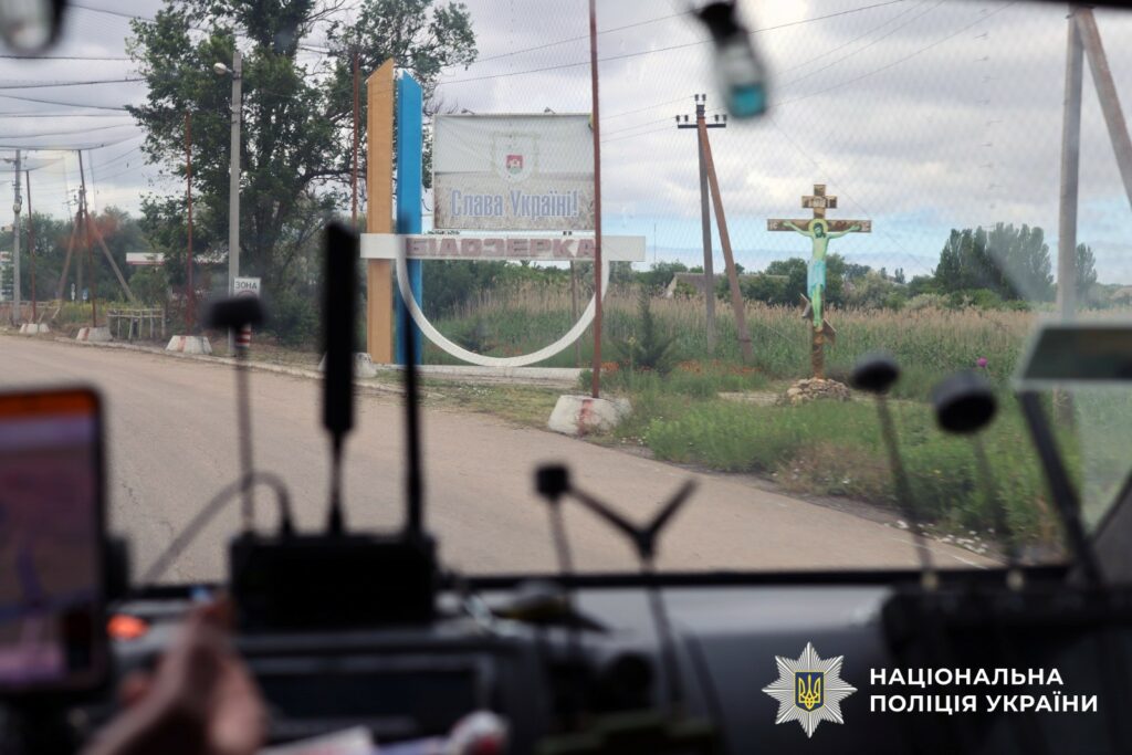З прифронтового села на Херсонщині евакуювали останню родину з дітьми Из прифронтового села в Херсонской области эвакуировали последнюю семью с детьми