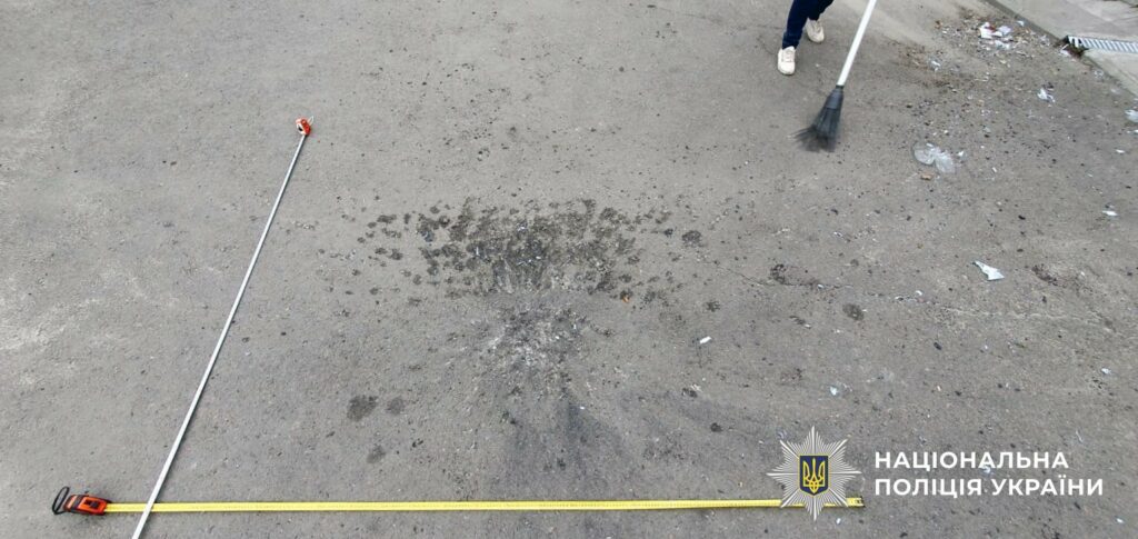 За добу на Херсонщині внаслідок російських обстрілів одна людина загинула та 16 поранені За сутки в Херсонской области в результате российских обстрелов один человек погиб и 16 ранены