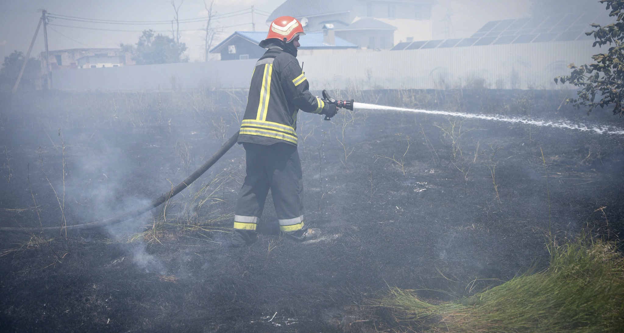 На Одещині після ворожої атаки загорілася суха рослинність біля будинків