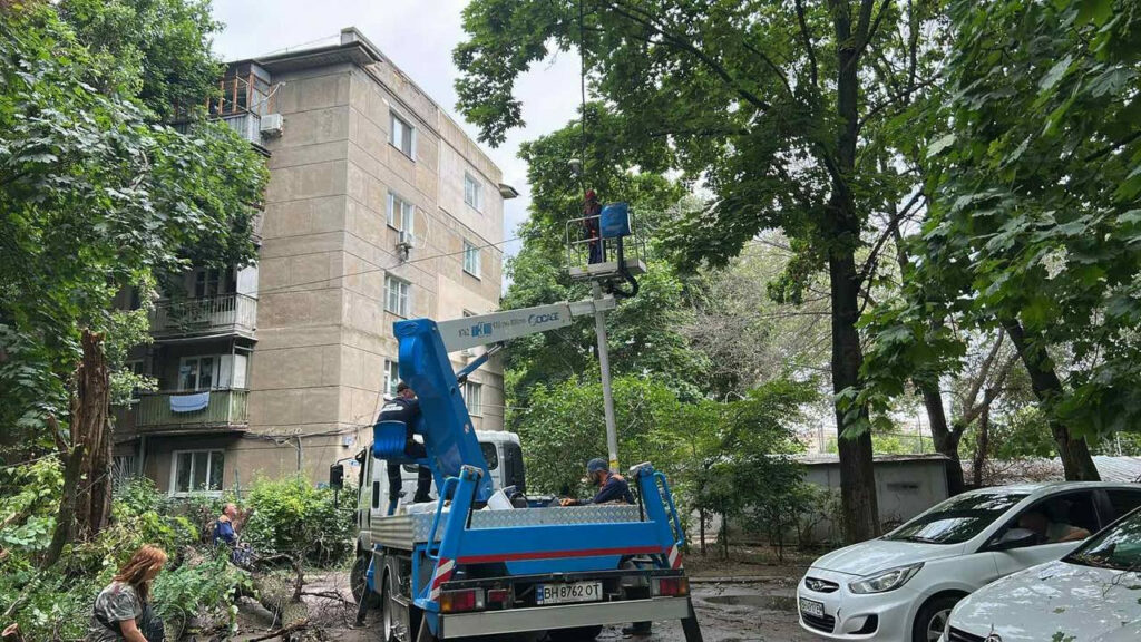 Унаслідок шторму в Одесі впало 20 дерев: комунальники ліквідовують наслідки Унаслідок шторму в Одесі впало 20 дерев: комунальники ліквідовують наслідки