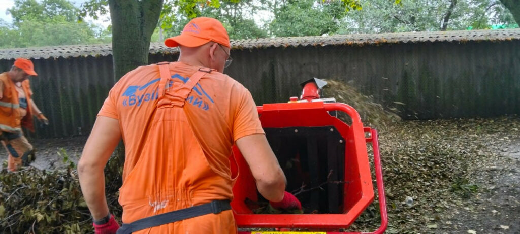 Унаслідок шторму в Одесі впало 20 дерев: комунальники ліквідовують наслідки Унаслідок шторму в Одесі впало 20 дерев: комунальники ліквідовують наслідки
