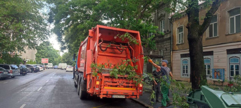 Унаслідок шторму в Одесі впало 20 дерев: комунальники ліквідовують наслідки Унаслідок шторму в Одесі впало 20 дерев: комунальники ліквідовують наслідки