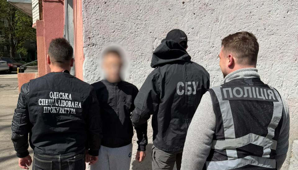 В Одесі чоловіка підозрюють у збуті канабісу та зберіганні боєприпасів