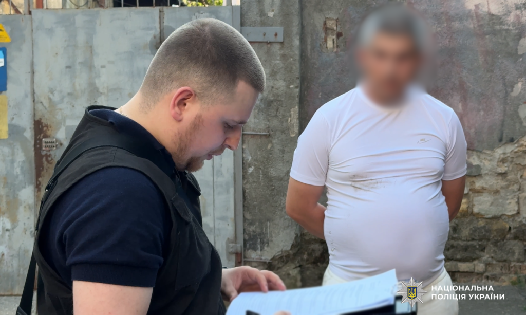 В Одессе офицера ТЦК схватили на взятке талонами на топливо В Одессе офицера ТЦК схватили на взятке талонами на топливо