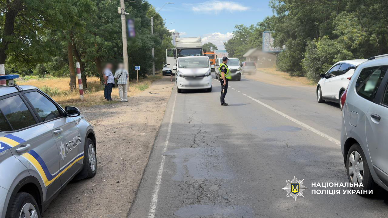 Вантажівка зіткнулася з мікроавтобусом в Одеському районі: постраждали троє пасажирів