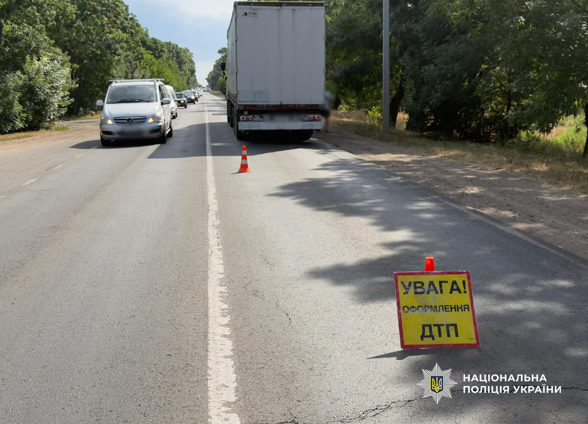 Вантажівка зіткнулася з мікроавтобусом в Одеському районі: постраждали троє пасажирів