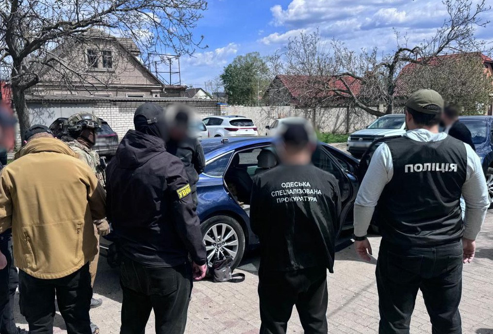 В Одессе будут судить военнослужащего и его сообщницу за организацию выезда мужчин за границу В Одессе будут судить военнослужащего и его сообщницу за организацию выезда мужчин за границу
