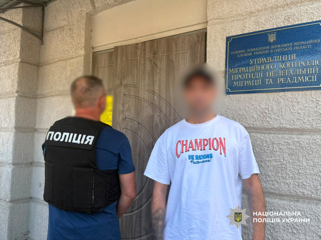З України видворили іноземця, який відбув понад дев’ять років за вбивство на Одещині З України видворили іноземця, який відбув понад дев’ять років за вбивство на Одещині