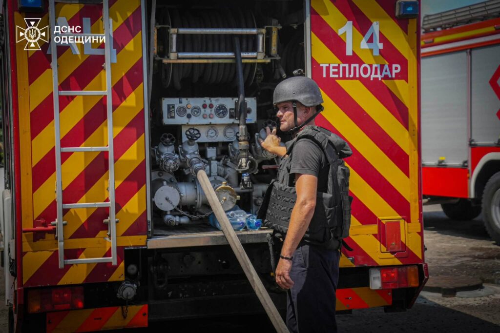 ДСНС показала наслідки ракетного удару по Одещині: вогонь охопив склади та поле пшениці
