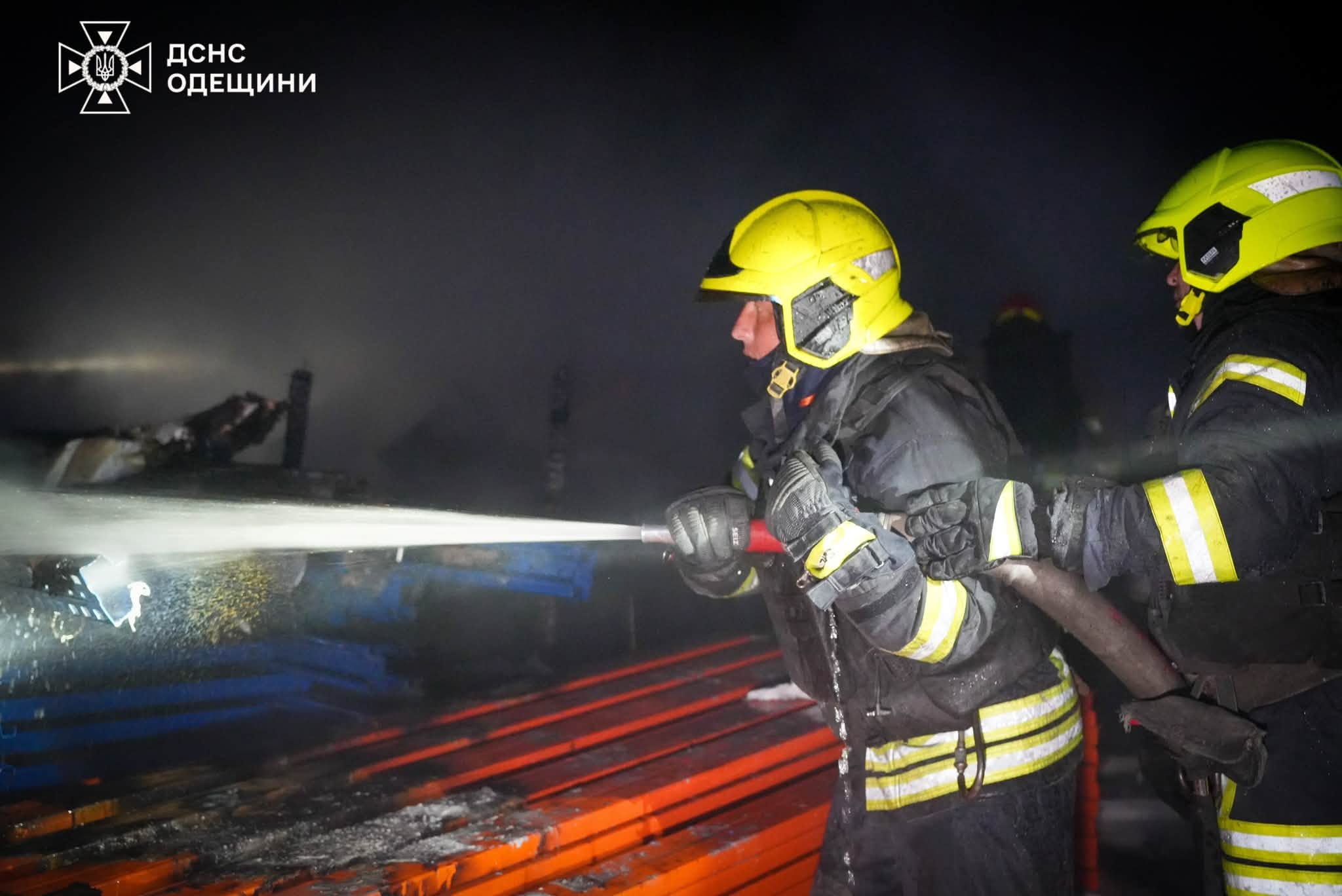 Знищені склади та поранені люди: ДСНС показала наслідки ракетного удару по Одещині Знищені склади та поранені люди: ДСНС показала наслідки ракетного удару по Одещині