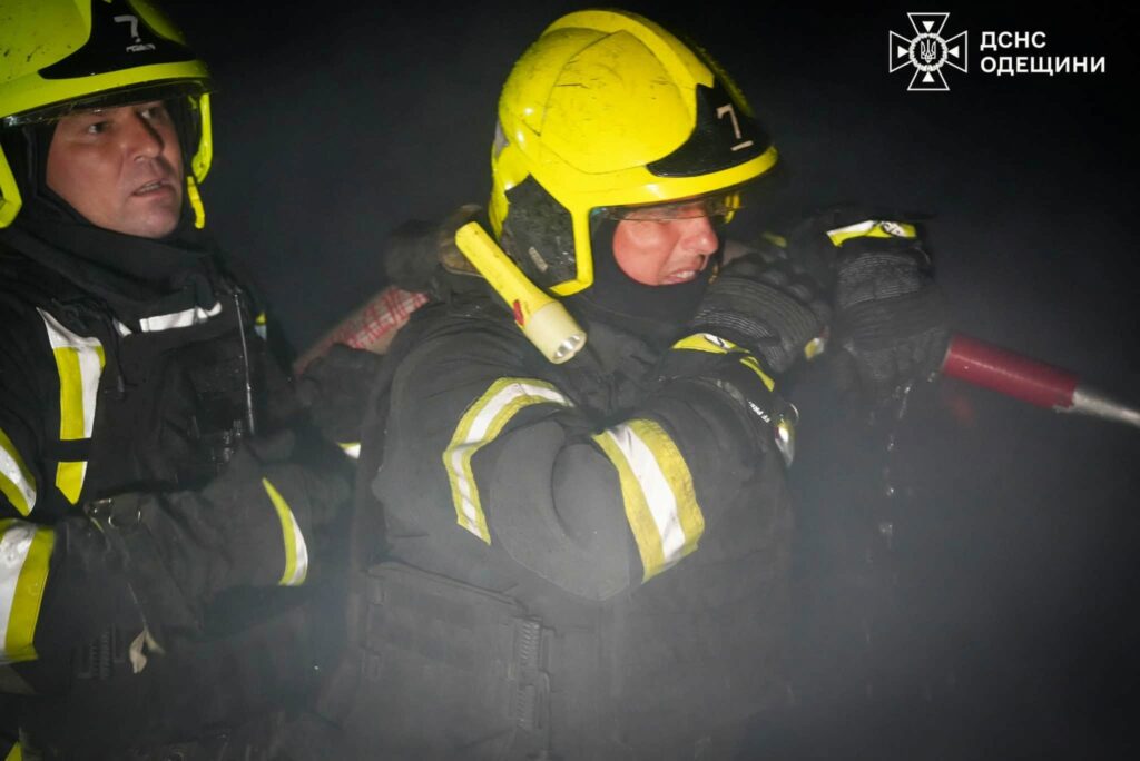 Знищені склади та поранені люди: ДСНС показала наслідки ракетного удару по Одещині Знищені склади та поранені люди: ДСНС показала наслідки ракетного удару по Одещині