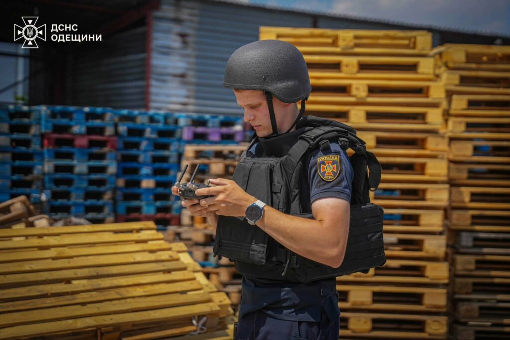 ДСНС показала наслідки ракетного удару по Одещині: вогонь охопив склади та поле пшениці