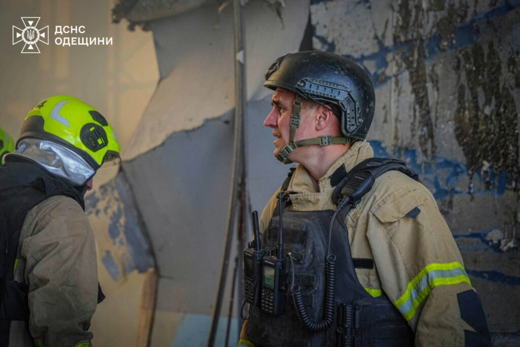 ДСНС показала наслідки ракетного удару по Одещині: вогонь охопив склади та поле пшениці