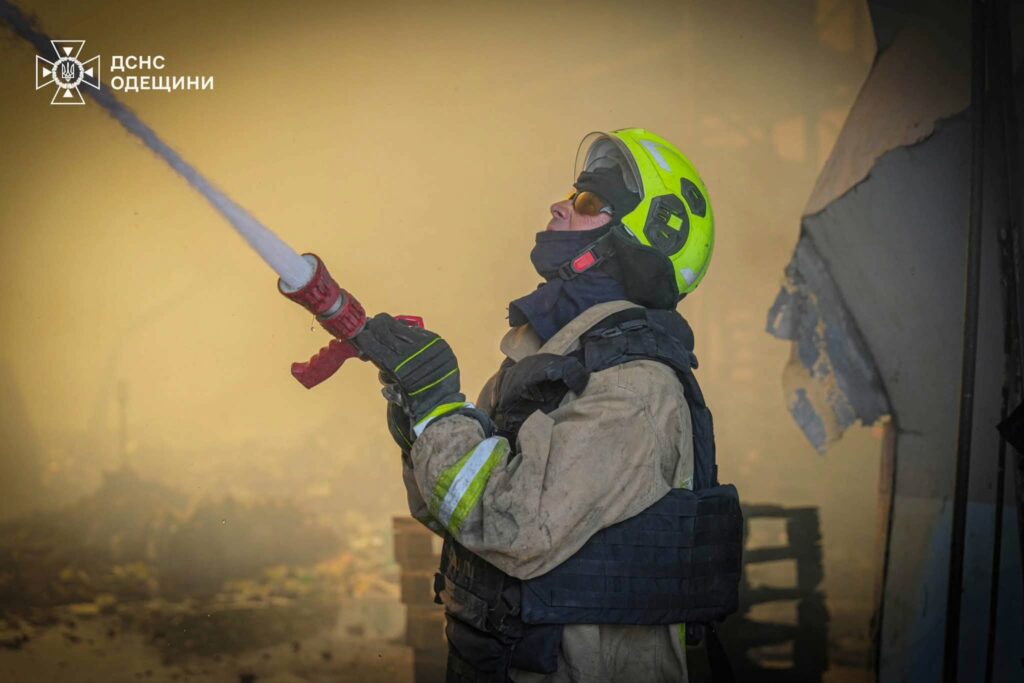 ДСНС показала наслідки ракетного удару по Одещині: вогонь охопив склади та поле пшениці