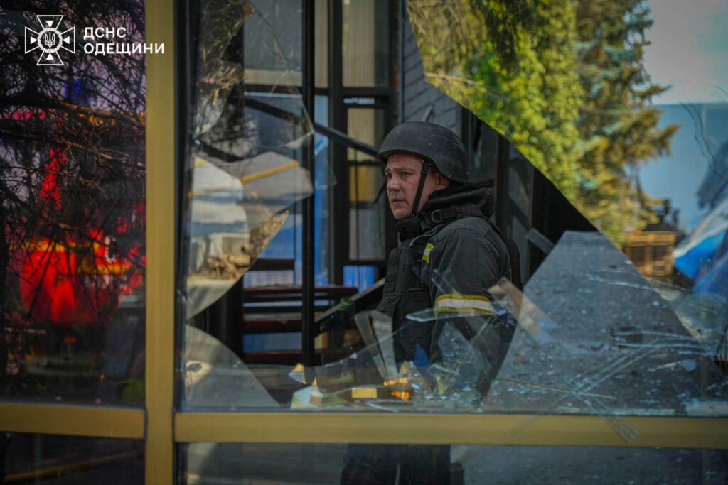 ДСНС показала наслідки ракетного удару по Одещині: вогонь охопив склади та поле пшениці