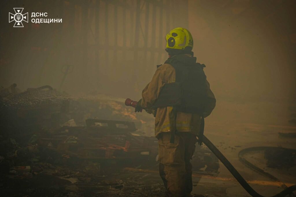 ДСНС показала наслідки ракетного удару по Одещині: вогонь охопив склади та поле пшениці