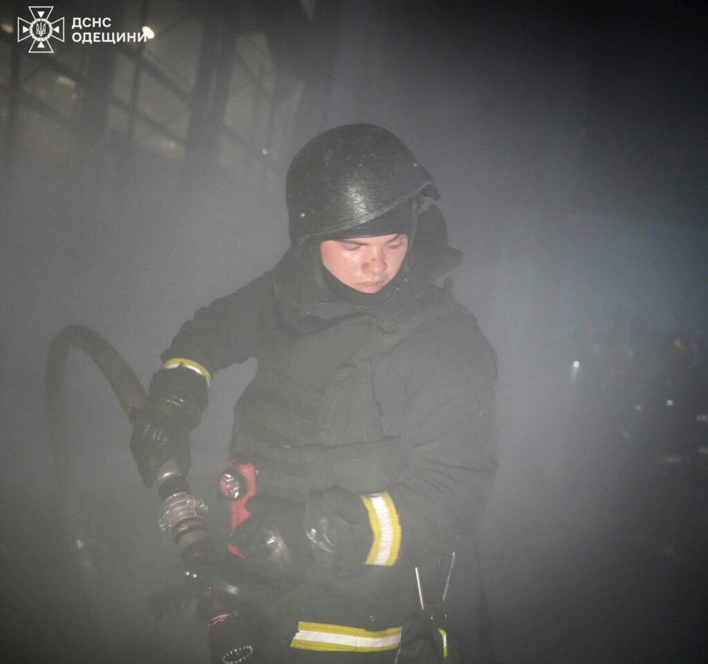 Знищені склади та поранені люди: ДСНС показала наслідки ракетного удару по Одещині Знищені склади та поранені люди: ДСНС показала наслідки ракетного удару по Одещині