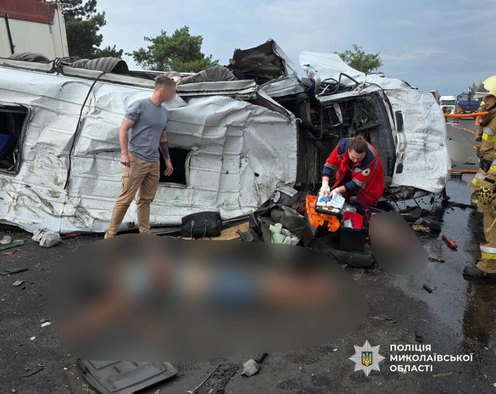 Мікроавтобус та вантажівка зіткнулися на трасі Одеса-Миколаїв: загинули дев’ять людей Микроавтобус и грузовик столкнулись на трассе Одесса-Николаев: погибли девять человек