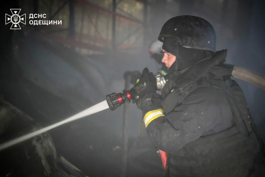 Знищені склади та поранені люди: ДСНС показала наслідки ракетного удару по Одещині Знищені склади та поранені люди: ДСНС показала наслідки ракетного удару по Одещині