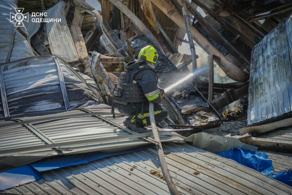 ДСНС показала наслідки ракетного удару по Одещині: вогонь охопив склади та поле пшениці