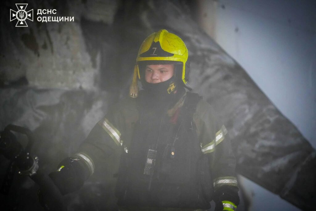 Знищені склади та поранені люди: ДСНС показала наслідки ракетного удару по Одещині Знищені склади та поранені люди: ДСНС показала наслідки ракетного удару по Одещині