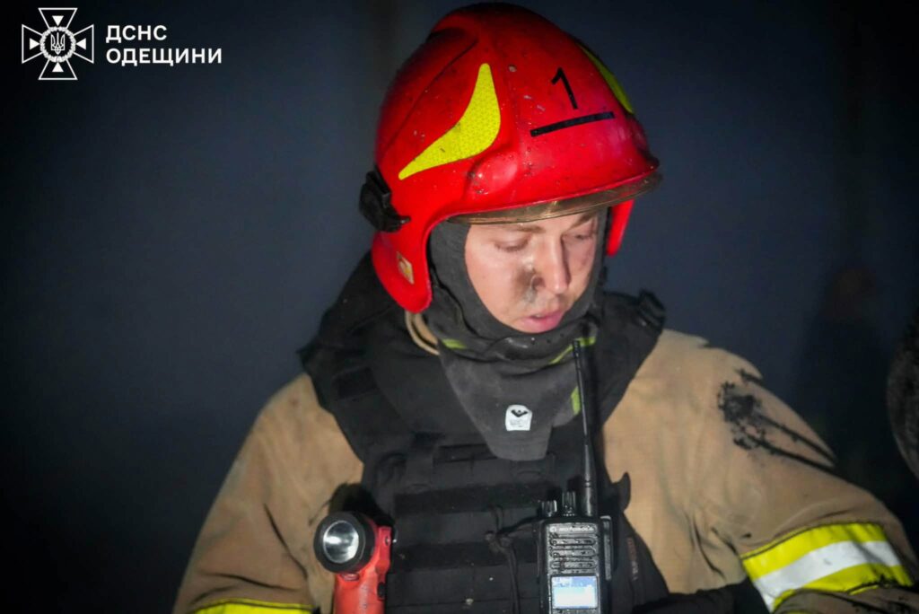 Знищені склади та поранені люди: ДСНС показала наслідки ракетного удару по Одещині Знищені склади та поранені люди: ДСНС показала наслідки ракетного удару по Одещині