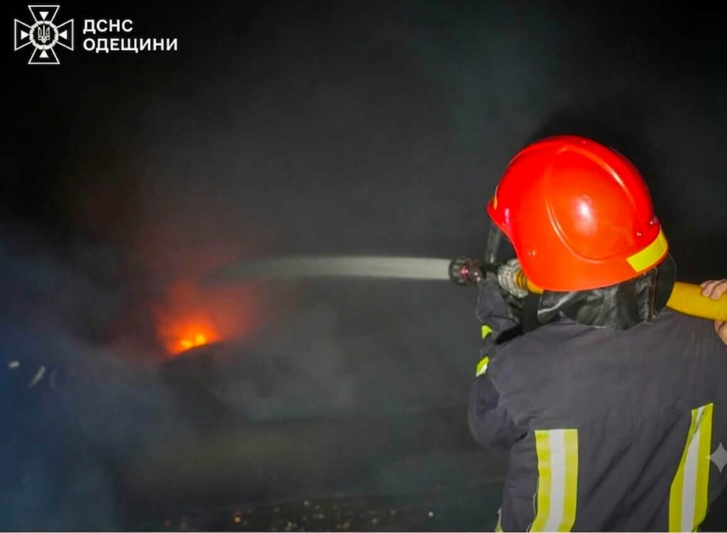Знищені склади та поранені люди: ДСНС показала наслідки ракетного удару по Одещині Знищені склади та поранені люди: ДСНС показала наслідки ракетного удару по Одещині