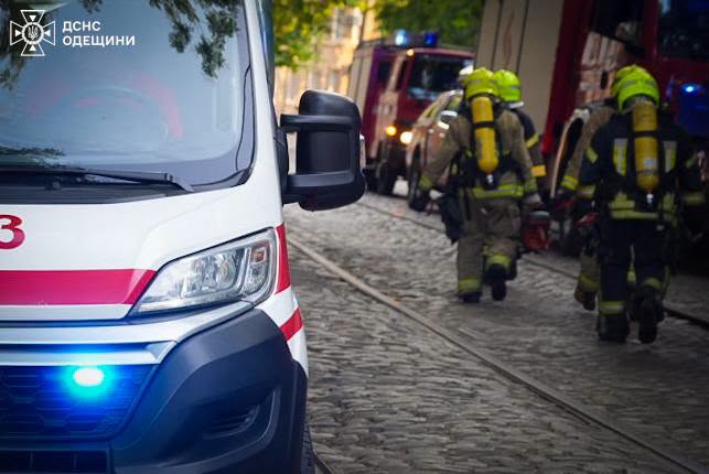 Понад два десятки вогнеборців гасили пожежу у центрі Одеси Более двух десятков спасателей тушили пожар в центре Одессы