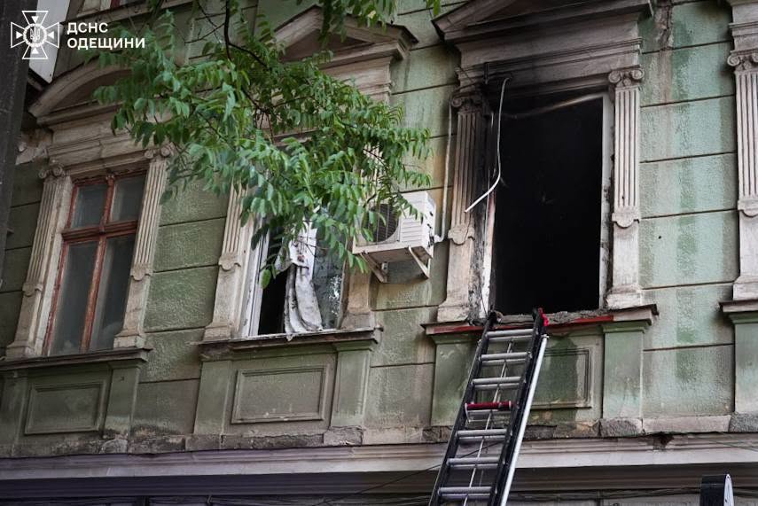 Понад два десятки вогнеборців гасили пожежу у центрі Одеси Более двух десятков спасателей тушили пожар в центре Одессы