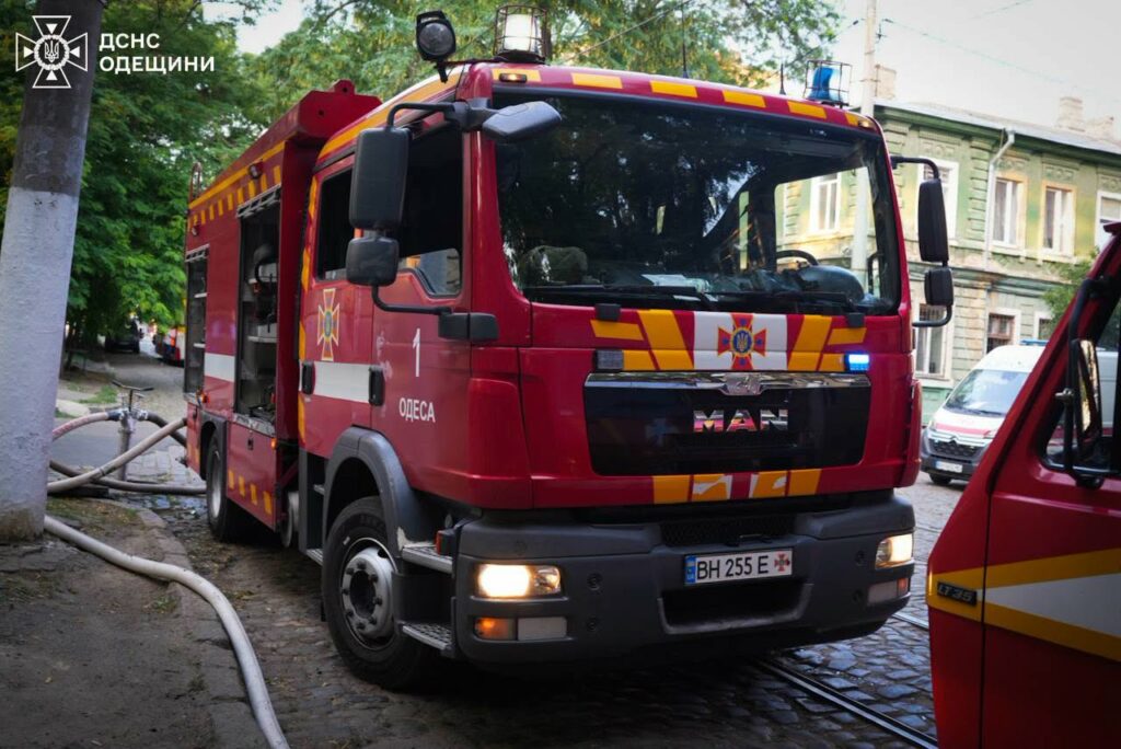 Понад два десятки вогнеборців гасили пожежу у центрі Одеси Более двух десятков спасателей тушили пожар в центре Одессы