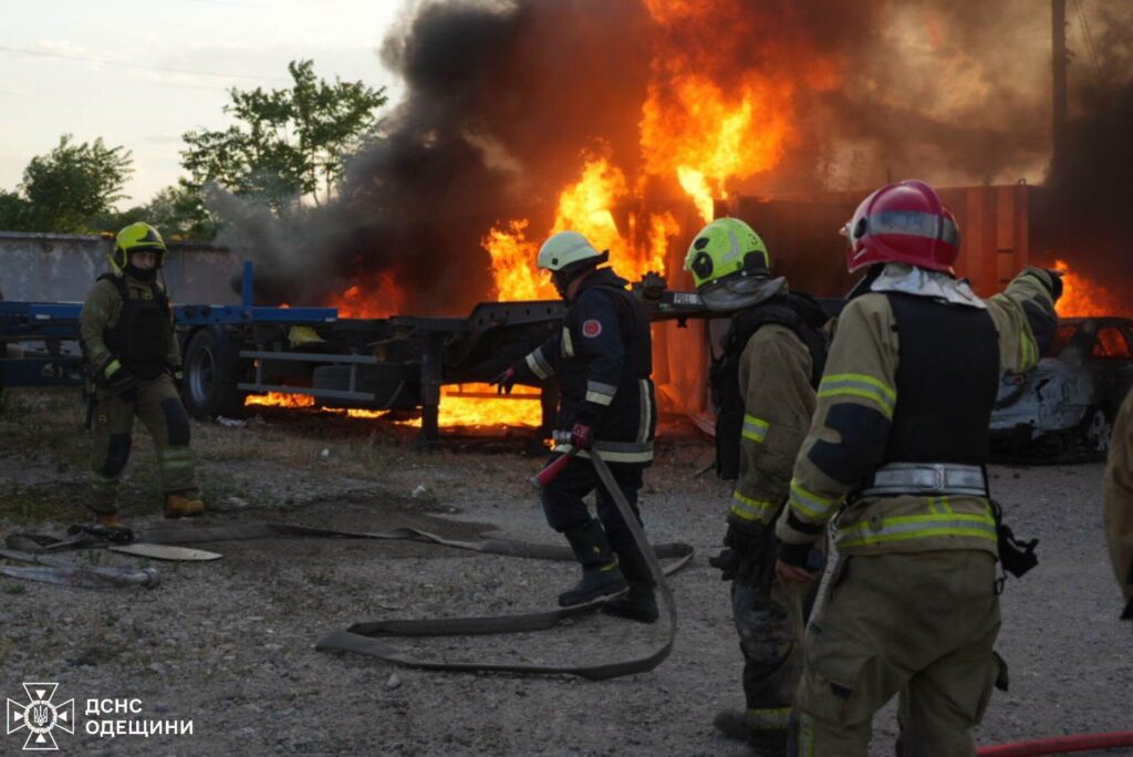 Ракетний удар по Одещині: рятувальники гасили масштабну пожежу на підприємстві Ракетний удар по Одещині: рятувальники гасили масштабну пожежу на підприємстві