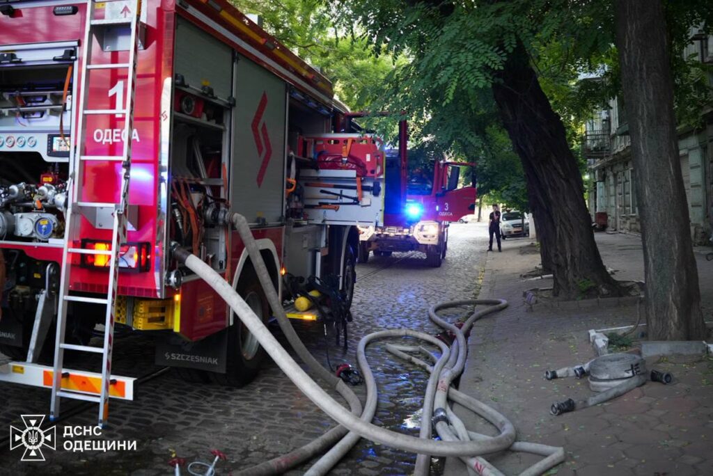 Понад два десятки вогнеборців гасили пожежу у центрі Одеси Более двух десятков спасателей тушили пожар в центре Одессы