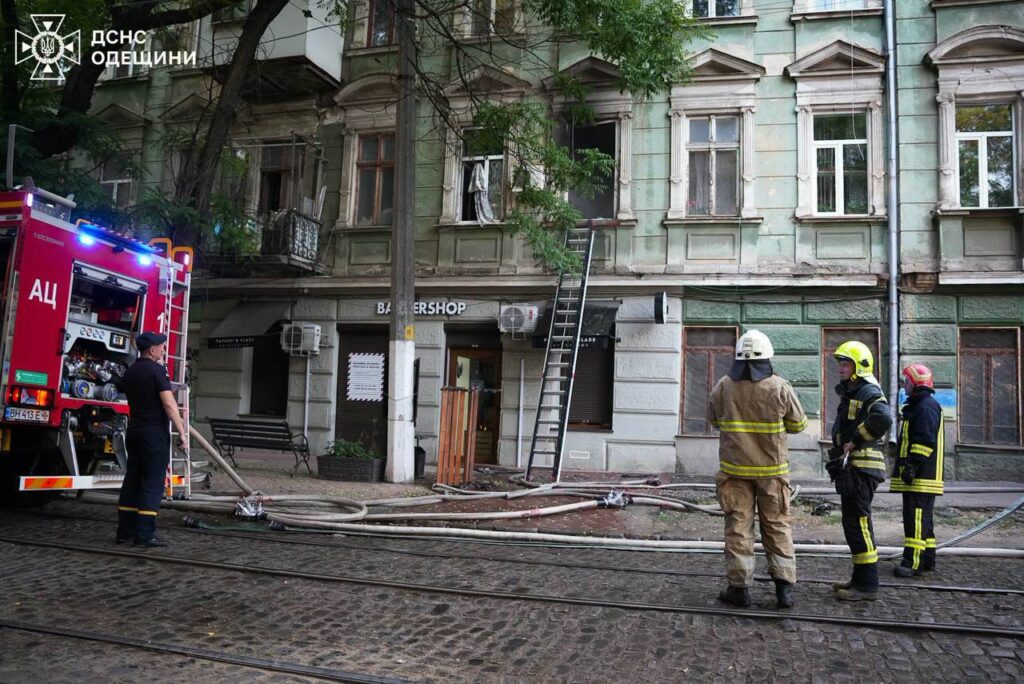 Понад два десятки вогнеборців гасили пожежу у центрі Одеси Более двух десятков спасателей тушили пожар в центре Одессы