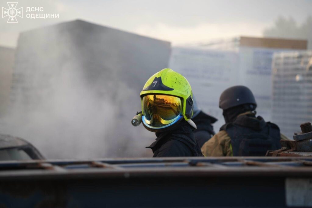 Ракетний удар по Одещині: рятувальники гасили масштабну пожежу на підприємстві Ракетний удар по Одещині: рятувальники гасили масштабну пожежу на підприємстві