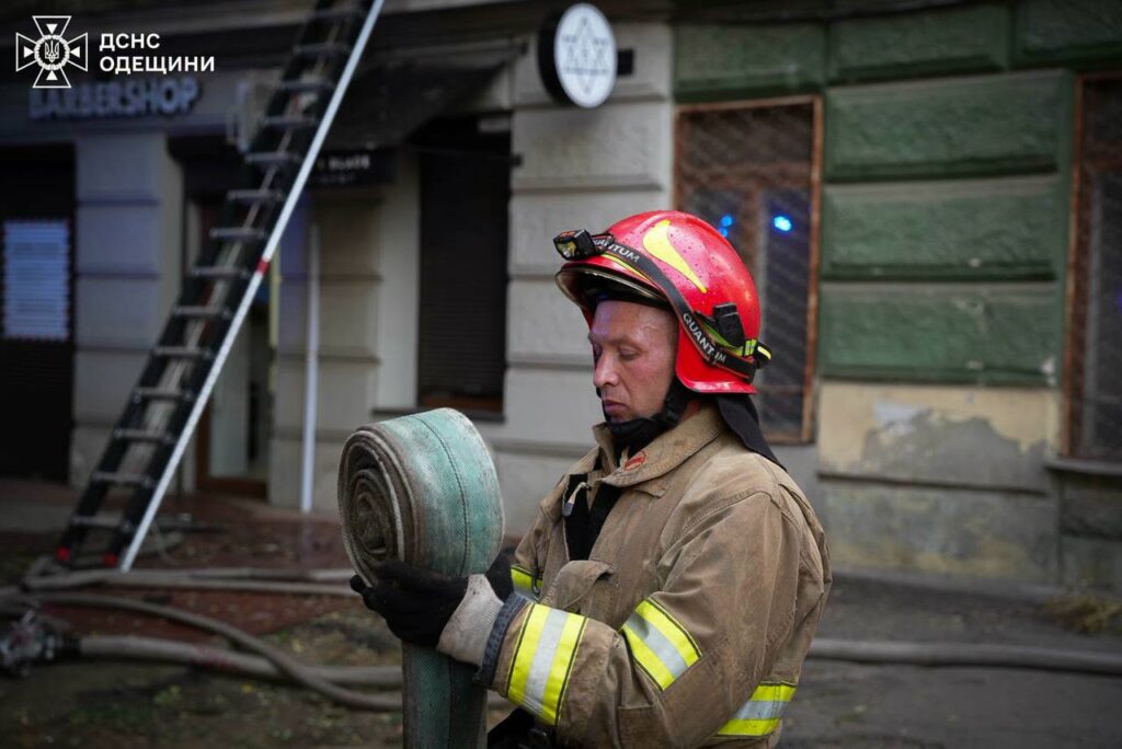 Понад два десятки вогнеборців гасили пожежу у центрі Одеси Более двух десятков спасателей тушили пожар в центре Одессы