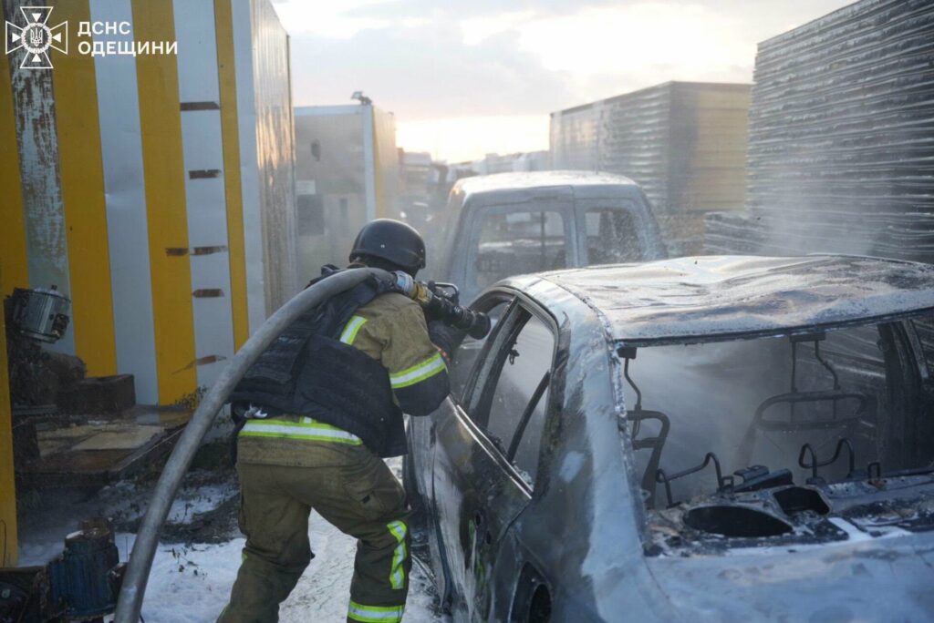Ракетний удар по Одещині: рятувальники гасили масштабну пожежу на підприємстві Ракетний удар по Одещині: рятувальники гасили масштабну пожежу на підприємстві