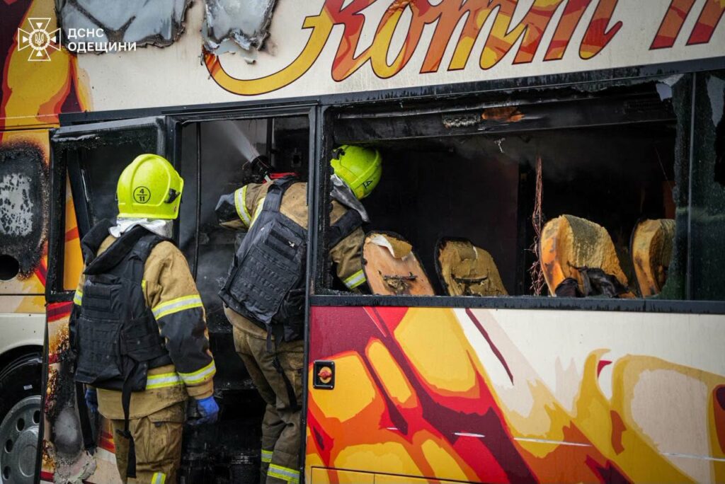 Знищені автобуси та пошкоджений санаторій: ДСНС показала наслідки обстрілу Одеси