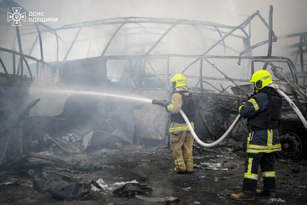Знищені автобуси та пошкоджений санаторій: ДСНС показала наслідки обстрілу Одеси