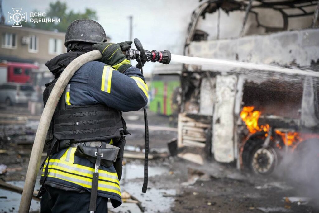 Знищені автобуси та пошкоджений санаторій: ДСНС показала наслідки обстрілу Одеси