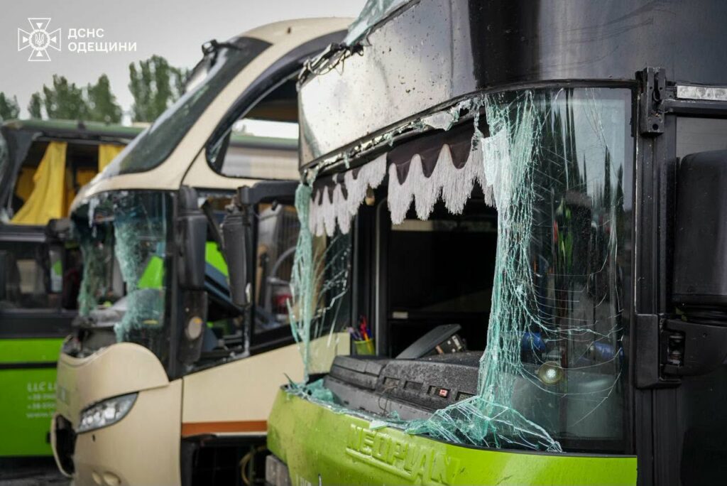 Знищені автобуси та пошкоджений санаторій: ДСНС показала наслідки обстрілу Одеси