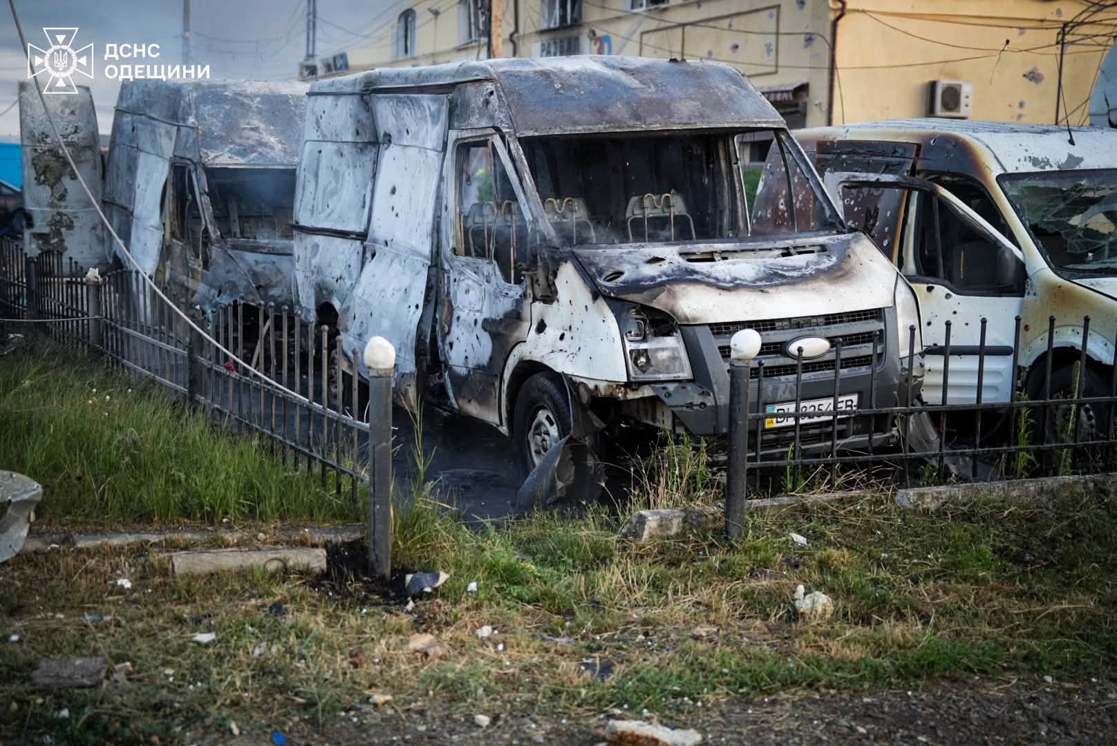 В результате ракетного удара по Одесской области горели СТО и автомобили (фото) В результате ракетного удара по Одесской области горели СТО и автомобили (фото)