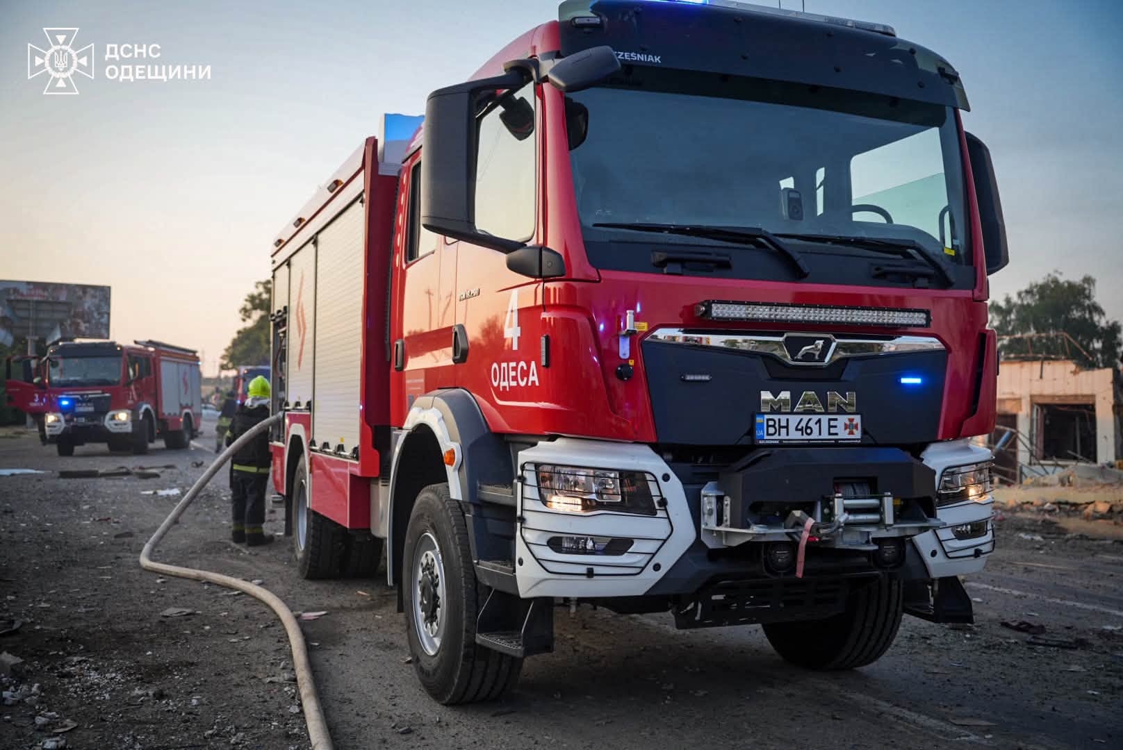 В результате ракетного удара по Одесской области горели СТО и автомобили (фото) В результате ракетного удара по Одесской области горели СТО и автомобили (фото)
